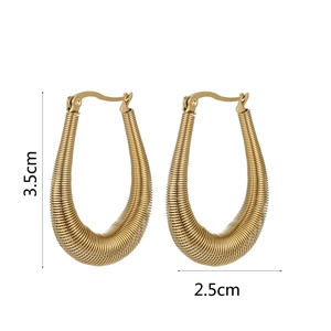 Dettaglio degli orecchini a cerchio a spirale dorati di 3,5 cm per 2,5 cm