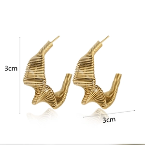 Dettaglio orecchini geometrici a filo dorato intrecciato con misure di 3 cm