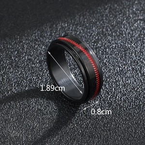 Makroaufnahme von schwarzem Titan-Spinner-Ring mit roten Baseballnähten und Größenangaben