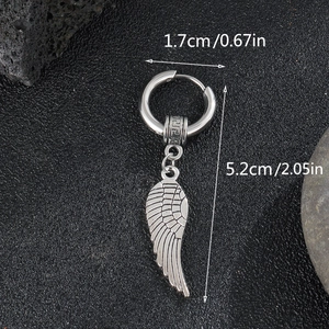 Détail de la boucle d'oreille plume en acier avec marquages de taille 1,7cm et 5,2cm