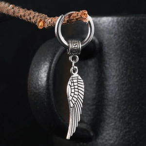 Boucle d'oreille rétro en acier inoxydable avec pendentif aile sur une branche