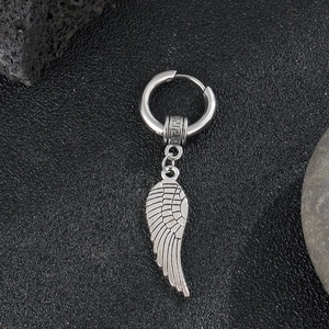 Boucle d'oreille punk en acier inoxydable avec pendentif aile et motif grec