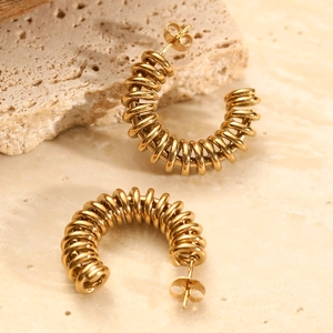Orecchini a cerchio a spirale in acciaio inossidabile dorato vintage su pietra naturale