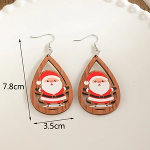 Detailansicht der hölzernen Tropfenohrringe mit Weihnachtsmann und Maßangaben in 7,8cm