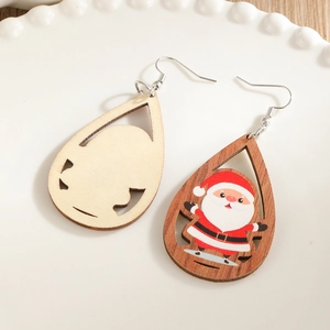 Weihnachtliche Tropfenohrringe aus Holz mit Weihnachtsmann-Motiv und silbernen Haken