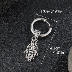 Détail macro d'une boucle d'oreille Hamsa en argent montrant les dimensions sur pierre
