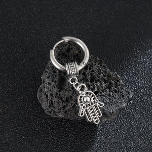 Boucle d'oreille punk en acier inoxydable avec pendentif Main de Fatma sur roche