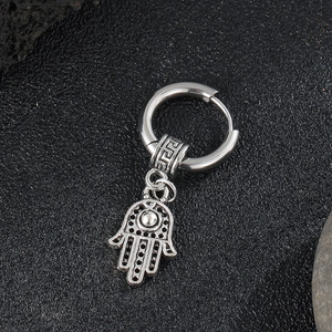Boucle d'oreille créole en acier avec pendentif Main de Fatma sur pierre noire