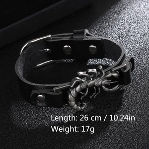 Détail du bracelet en cuir noir réglable avec scorpion en métal antique et boucle ardillon
