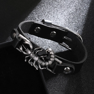 Bracelet punk vintage en cuir noir avec un accent de scorpion en métal pour hommes et femmes
