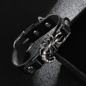 Bracelet punk en cuir réglable orné d'un scorpion argenté vintage sur fond sombre