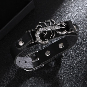 Détail d'un bracelet punk en cuir avec scorpion en métal argenté et boucle réglable
