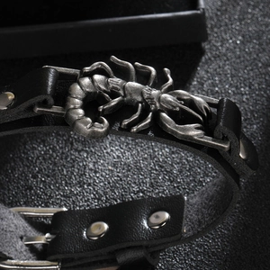 Détail du bracelet punk en cuir noir avec scorpion argenté et boucle ajustable
