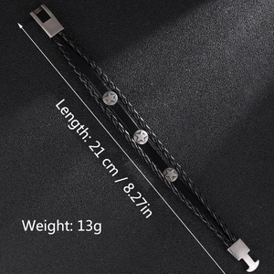 Détail d'un bracelet en cuir tressé punk avec trois rivets étoiles argentées et taille