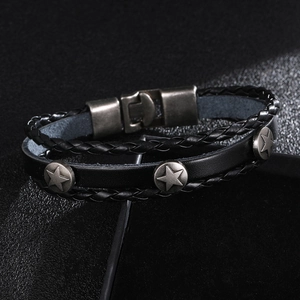 Bracelet multicouche vintage en cuir noir punk avec accents métalliques étoilés