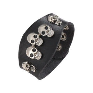Breites Lederarmband im Punk-Stil mit fünf silbernen Totenköpfen und Druckknopfverschluss
