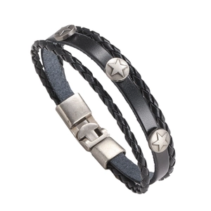 Bracelet multicouche en cuir noir style punk avec étoiles argentées et fermoir magnétique