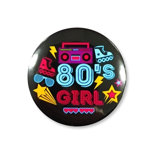 Dettaglio della spilla neon retrò 80's Girl con radio e pattini a rotelle