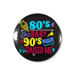 Dettaglio della spilla retrò 80's Baby 90's Raised Me con elementi grafici pop art