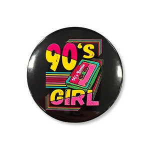 Dettaglio di una spilla nera 90's girl con grafiche neon rétro e stile pop vintage