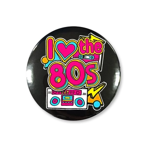 Dettaglio macro della spilla in latta 'I love the 80s' con boombox retrò e grafica neon