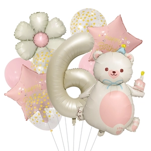 Dettaglio set palloncini 6° compleanno con orsetto e decorazioni a margherita opaca