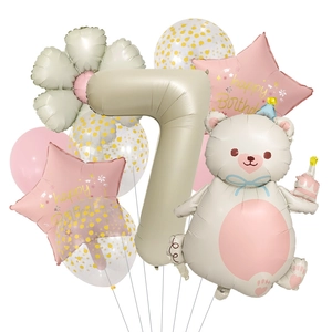 Dettaglio del set palloncini orsetto e numero 7 con margherite e stelle per compleanni