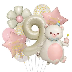 Dettaglio del set di palloncini orso crema e numero 9 per decorazioni di compleanno