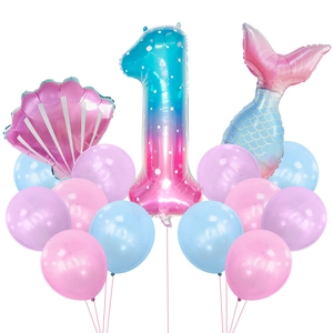 Détail du set de ballons d'anniversaire sirène avec coquillage, queue et numéro un dégradé