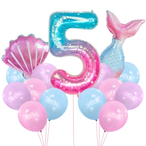Détail de déco sirène avec ballons coquillage et chiffre 5 dégradé pour fête