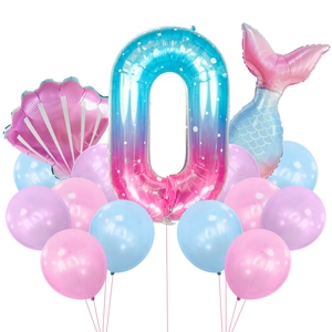 Détail du kit de fête sirène avec chiffre 0 dégradé, ballons en forme de coquille et queue