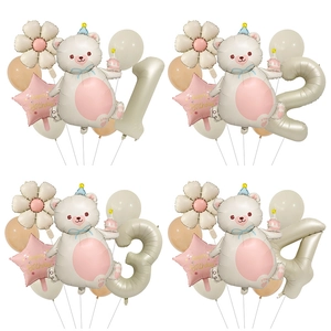 Dettaglio del set di palloncini orsetto con numeri crema da 1 a 4 e decorazioni a margherita