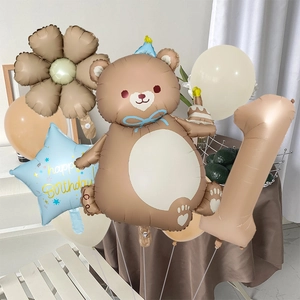 Dettaglio del set di palloncini orsetto opaco con numero uno e decorazioni margherite
