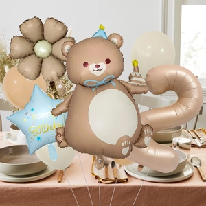 Dettaglio del kit palloncini orsetto per il 2° compleanno con margherite e stelle
