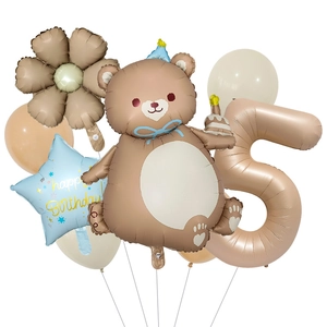 Dettaglio set palloncini orsetto opaco e margherita con numero 5 per festa compleanno