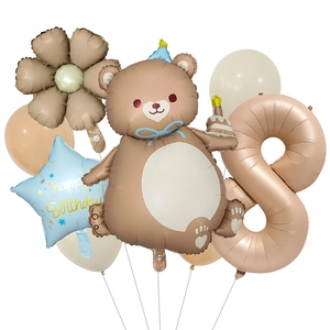 Dettaglio del set palloncini orso e numero 8 con margherita per festa di compleanno