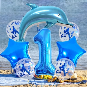 Detalle del set de globos azul tema océano con delfín y globos de aluminio número uno