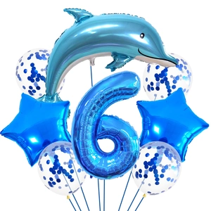 Detalle de set de globos tema océano azul con delfín y número 6 para fiesta de cumpleaños