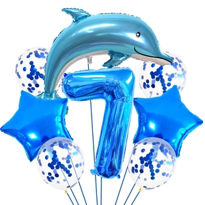 Detalle de globo de delfín azul y número siete para fiestas temáticas de océano