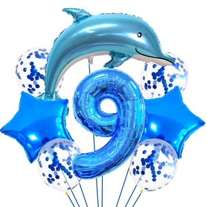 Detalle de set 9º cumpleaños tema océano con delfín azul y globos con confeti