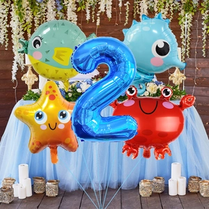 Détail du ballon chiffre 2 bleu et ballons animaux marins pour fête d'anniversaire