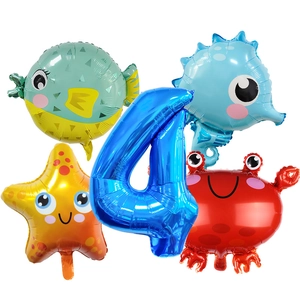 Détail des ballons du 4ème anniversaire avec chiffre 4 bleu et animaux marins en aluminium