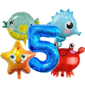 Détail de cinq ballons en aluminium sur le thème marin avec un chiffre 5 bleu et animaux