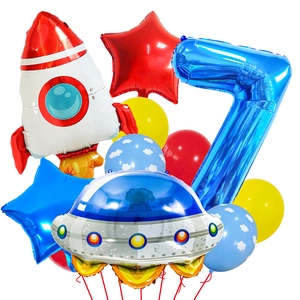 Ruimte thema verjaardagsfeest set met raket, UFO en ster folie ballonnen op witte basis