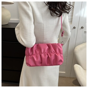 Dettaglio di una borsa a nuvola plissettata rosa in morbida pelle PU con tracolla