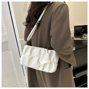 Dettaglio della borsa a nuvola plissettata bianca con texture morbida e tracolla
