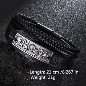 Detail der 21 cm Länge und 21 g Gewicht für das mehrlagige Totenkopf-Lederarmband