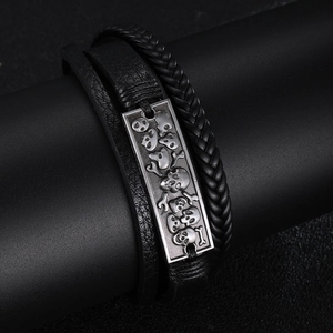 Mehrlagiges schwarzes Lederarmband für Herren mit silberner Totenkopf-Metallplatte