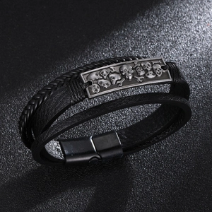 Mehrlagiges Herren-Lederarmband in Schwarz mit Totenkopf-Metallplatte und Magnetverschluss