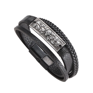 Herren Mehrlagiges schwarzes Lederarmband mit Totenkopf-Metallplatte und Magnetverschluss
